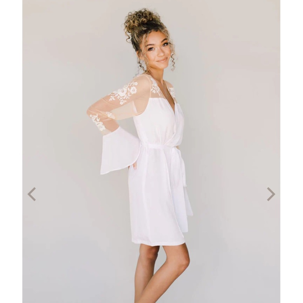 Elegant White Lace Trim Robe